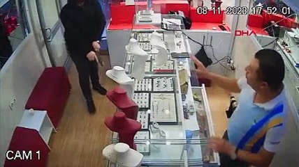 Sakar soyguncu kaçarken kendini vurdu