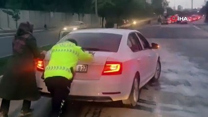 Yolda kalan kadın sürücünün yardımına polis ekipleri yetişti