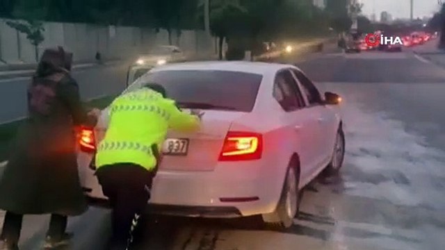 Yolda kalan kadın sürücünün yardımına polis ekipleri yetişti