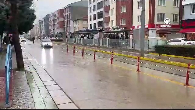 Eskişehir'i sağanak vurdu: Hazırlıksız yakalananlar sığınacak yer aradı