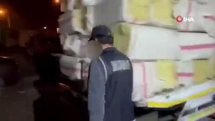 Saman yüklü tırda 2 bin 600 paket kaçak sigara ele geçirildi
