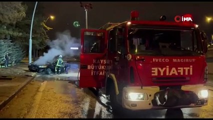 Kaldırıma çarpan otomobil alev aldı