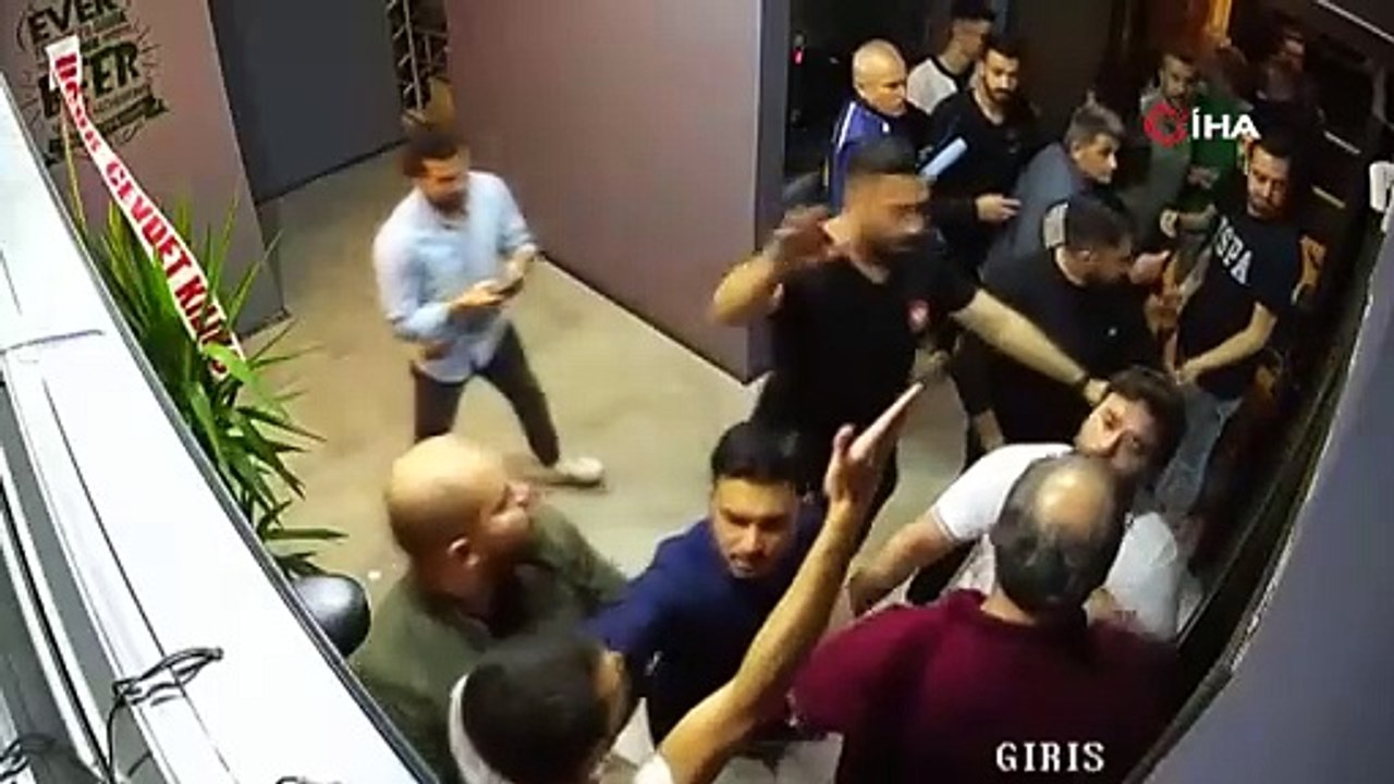 Polisi ve gazeteciyi darp ettiler