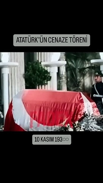 İşte Atatürk'ün cenaze töreni. Geçiyor önümden gül yüzlü Mustafa Kemal. Sirenler içinde ah eller üstünde