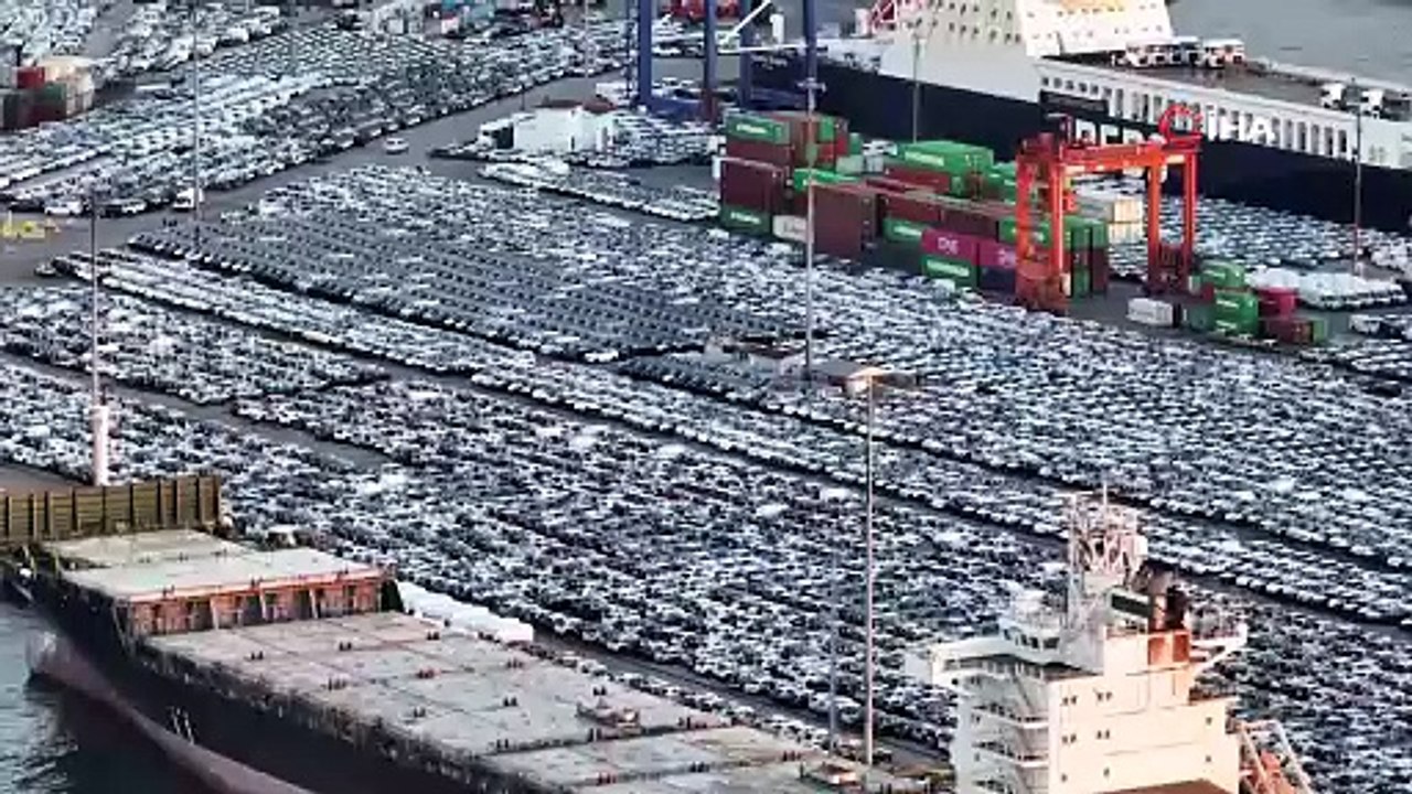 Haydarpaşa limanında binlerce sıfır araç. Bir de utanmadan sıfır araç yok diyorlar