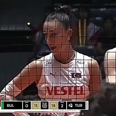 Hande bu ne? Milli voleybolcu Hande Baladın'ın derin dekoltesi nefes kesti. Görenlerin nutku tutuldu