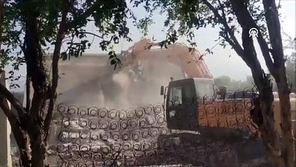 Depremde ağır hasar alan müstakil 4 ev kontrollü yıkıldı