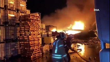 Esenyurt'ta kimyasal madde deposunda yangın çıktı. Patlamalar oluyor