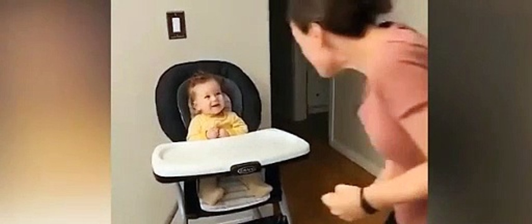 Annesinin ikiz kardeşini ilk kez gören bebeğin tepkisi olay oldu