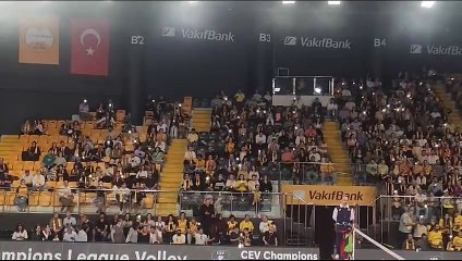 Vakıfbanklı taraftarlardan ışık şov. İşte salondan renkli anlar
