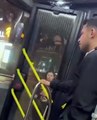 Arabası olmadığı için sevgilisiyle kavga eden genç, yolculara otobüs binişi ısmarladı