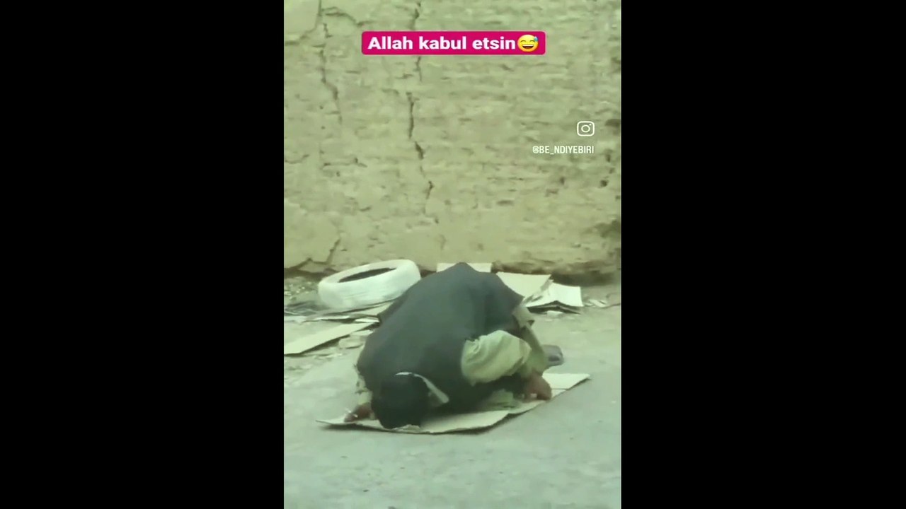 Elinde sigarayla namaz kıldı: "Bir nefes sigara sonra secde..."