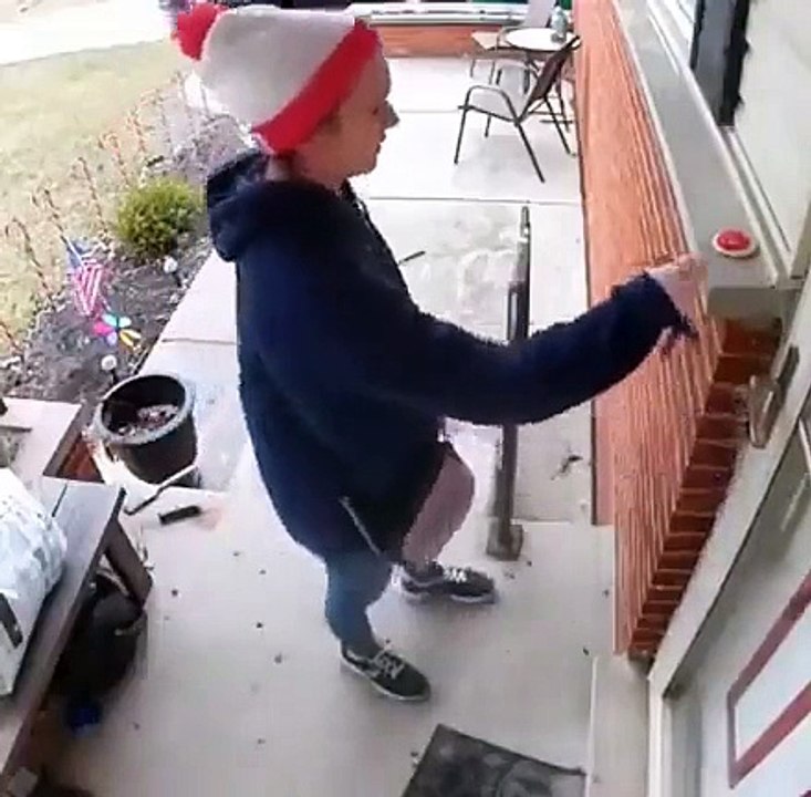 Sincap kendisini besleyen kadına kurabiye hediye etti