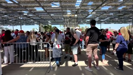 Los simpatizantes de Donald Trump aguantan calor extremo