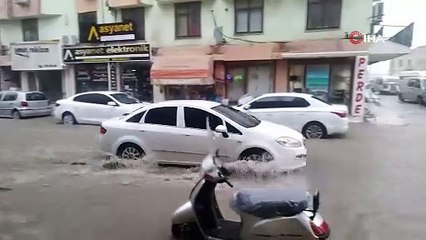 Yollar göl oldu araçlar suya gömüldü