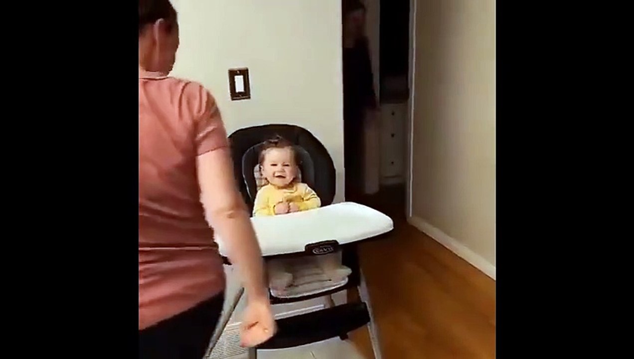 Annesinin ikizini ilk kez gören bebeğin tatlı şaşkınlığı