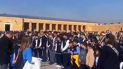 Anıtkabir'de Andımız'ı okuyan çocuklara müdahale