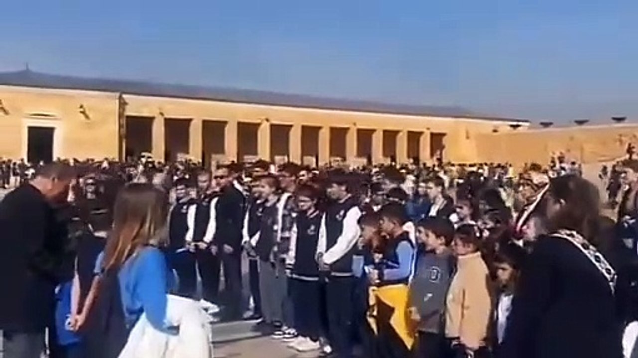 Anıtkabir'de Andımız'ı okuyan çocuklara müdahale