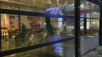 Esenyurt'ta tekbir getirip Starbucks şubesini taşladılar