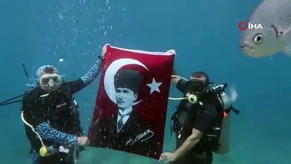 Atatürk resimli Türk Bayrağı açtılar. Denizin dibinde 10 Kasım anması
