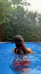 Mine Tugay'dan yağmur altında havuz keyfi