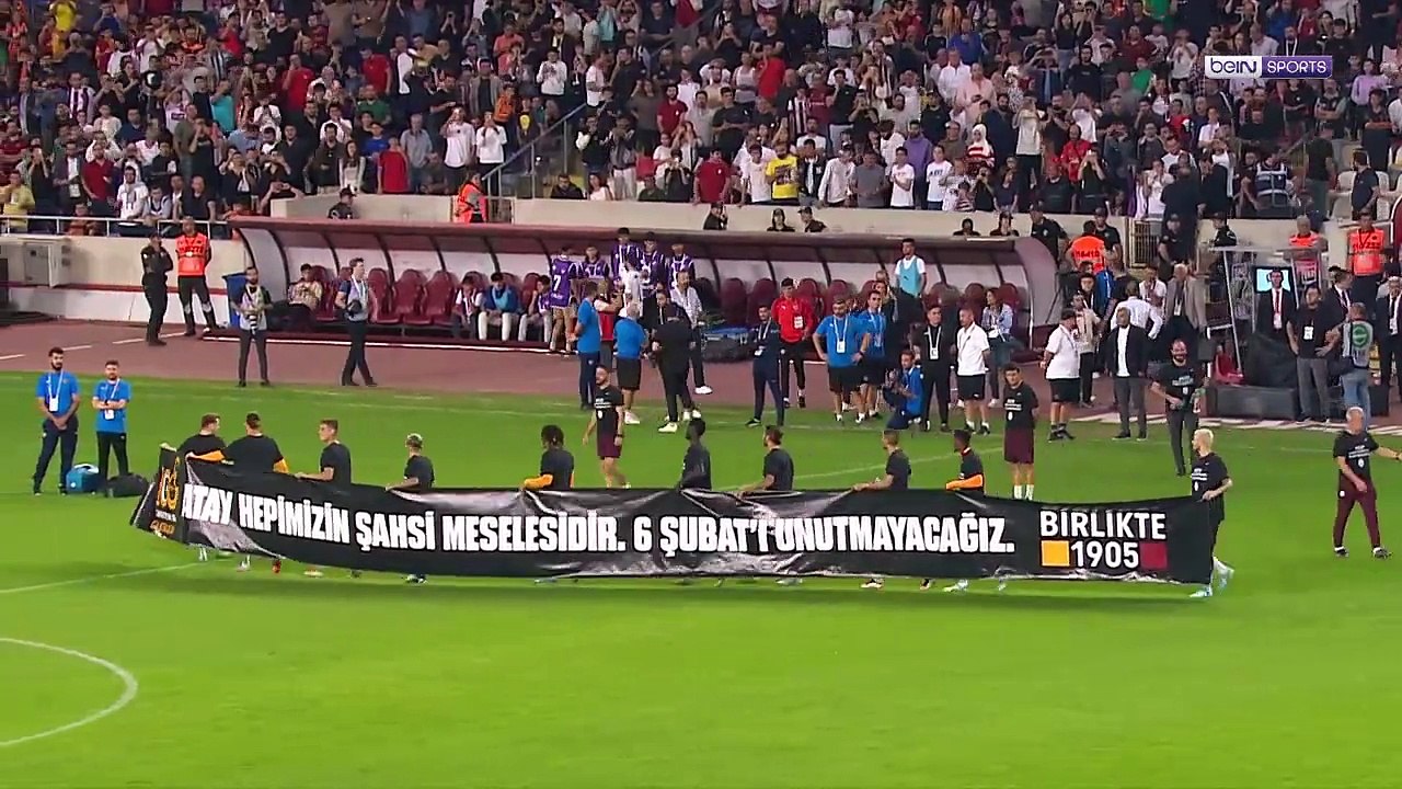 Galatasaraylı oyuncular sahaya "Hatay hepimizin şahsi meselesidir. 6 Şubat'ı unutmayacağız" yazılı pankartla çıktı