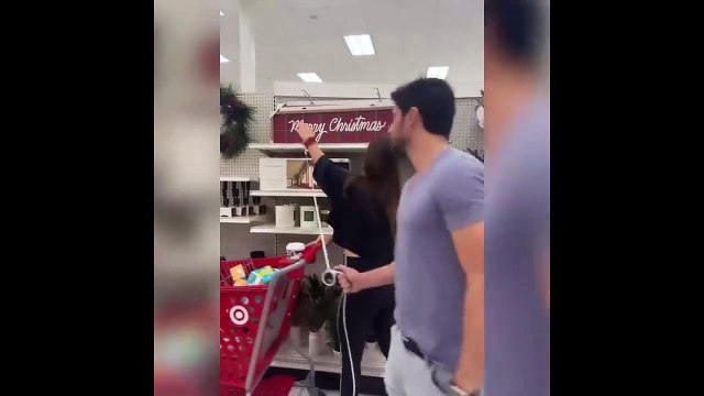 Eşi çok alışveriş yaptığı için eşine tasma takarak gezen adam tepki topladı