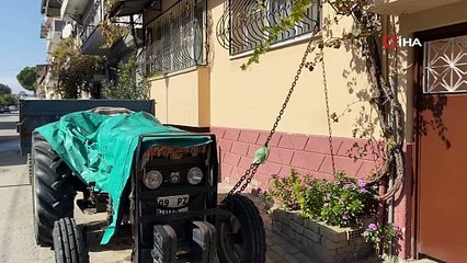 Traktörünü zincirledi. Sebebi pes dedirtti