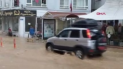 Beş dakikalık yağmur Edremit'in caddelerini dereye çevirdi