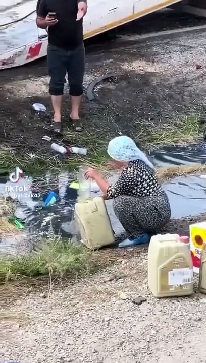 Şırnak'ta bedava akaryakıt izdihamı. Tasını kapan poşet poşet bidon bidon taşıdı