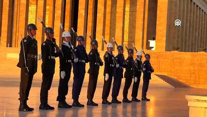 Anıtkabir'de bayrak inmez!