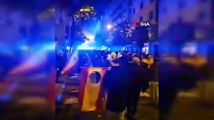 Halk sokaklara döküldü. Polisten sert müdahale