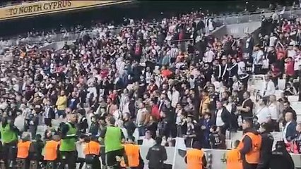 Beşiktaş taraftarından geciken gol sonrası tepki