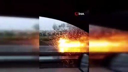 Sancaktepe TEM Otoyolu'nda yanan minibüs alev topuna döndü