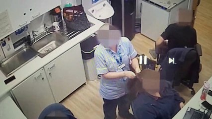 Akıl hastası intihar ederken hemşirelerin yaptığı hareket olay  oldu. Hastanede büyük skandal