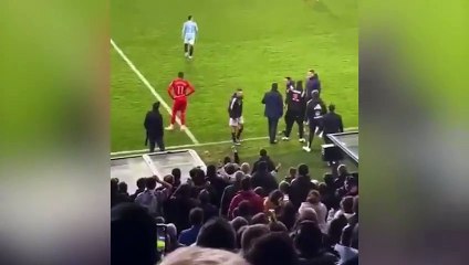 Hakemin kararı sonrası delirdi. VAR monitörünü kırdı