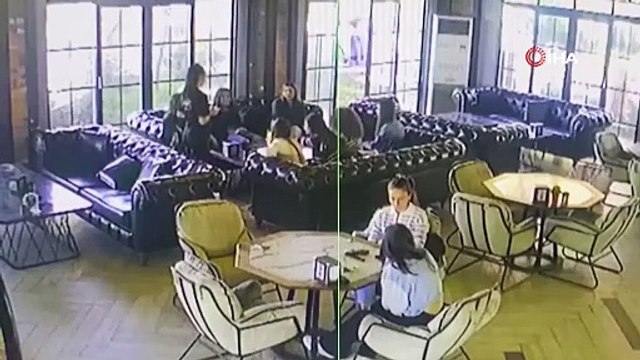 Cep telefonu bomba gibi patladı. Kafedekilerin paniği kameraya yansıdı