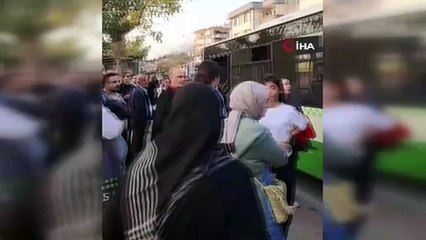 Kadın yolcuların konuşmasından rahatsız olup tüm yolcuları indirdi