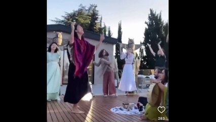 Terapi merkezindeki kadınlardan yoga ile karışık besmeleli zikir