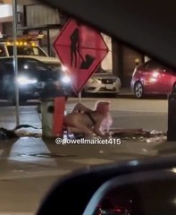 Şebeke suyuyla cadde ortasında çırılçıplak yıkandı