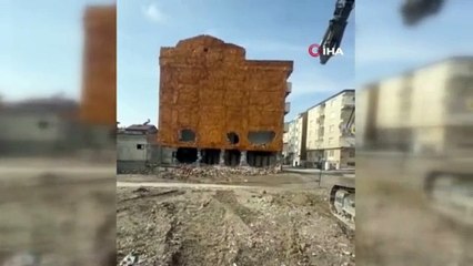 Korna sesiyle koskoca bina yerle bir oldu. Yok artık dedirten görüntü