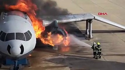 Uçakta yangın tatbikatı gerçeği aratmadı