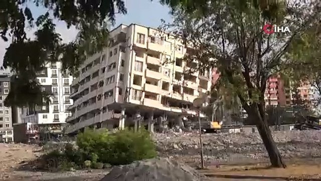 Ağır hasarlı binanın yıkımı saatler sürdü. Yıkım anları saniye saniye kaydedildi