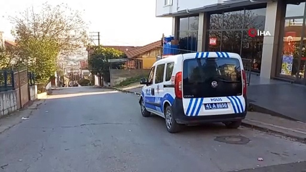 Market aracının altında kalmaktan son anda kurtuldular