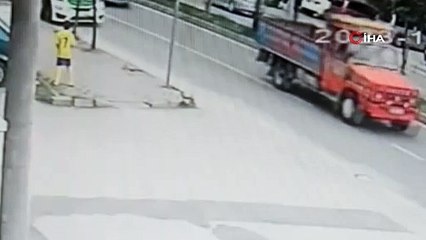 Aracın altında metrelerce sürüklendi. Yürekleri ağza getiren anlar