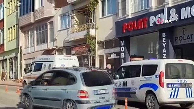 Balkondan düşen yaşlı adamın feci ölümü kameraya yansıdı