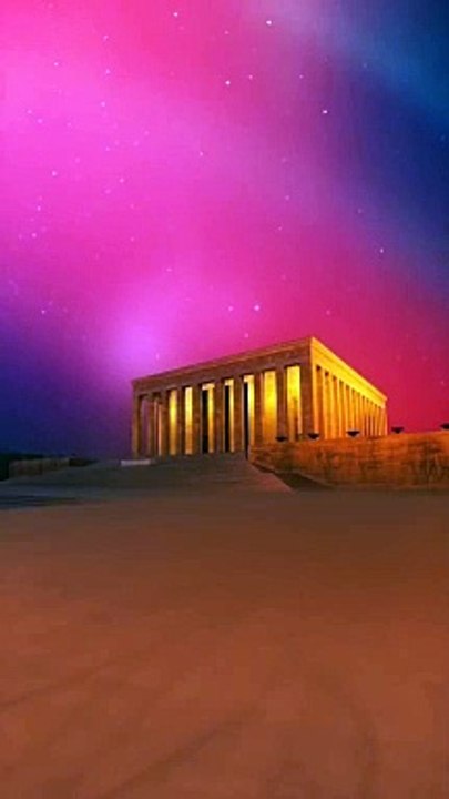 Türkiye'de görülen kuzey ışıkları Anıtkabir ile birleştirilince ortaya çok güzel görüntüler çıktı