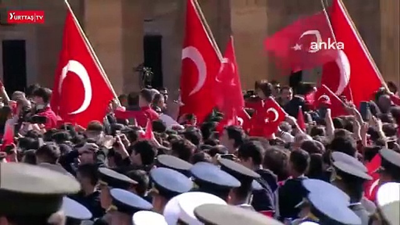 Cumhuriyet’in 100.yılında Anıtkabir’de büyük ayıp. 'Her yer Tayyip her yer Erdoğan' sloganı attılar