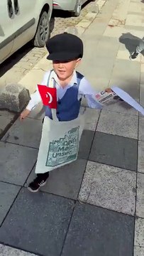 Gazeteci küçük çocuk göğsünde Türk bayrağı ile: Yazıyoooor, yazıyor, Cumhuriyet'in ilanı yazıyor