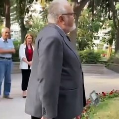 Celal Şengör Zübeyde Hanımın mezarını diz çöküp selamladı: Kıymetli oğlunun askeri olarak karşındayım